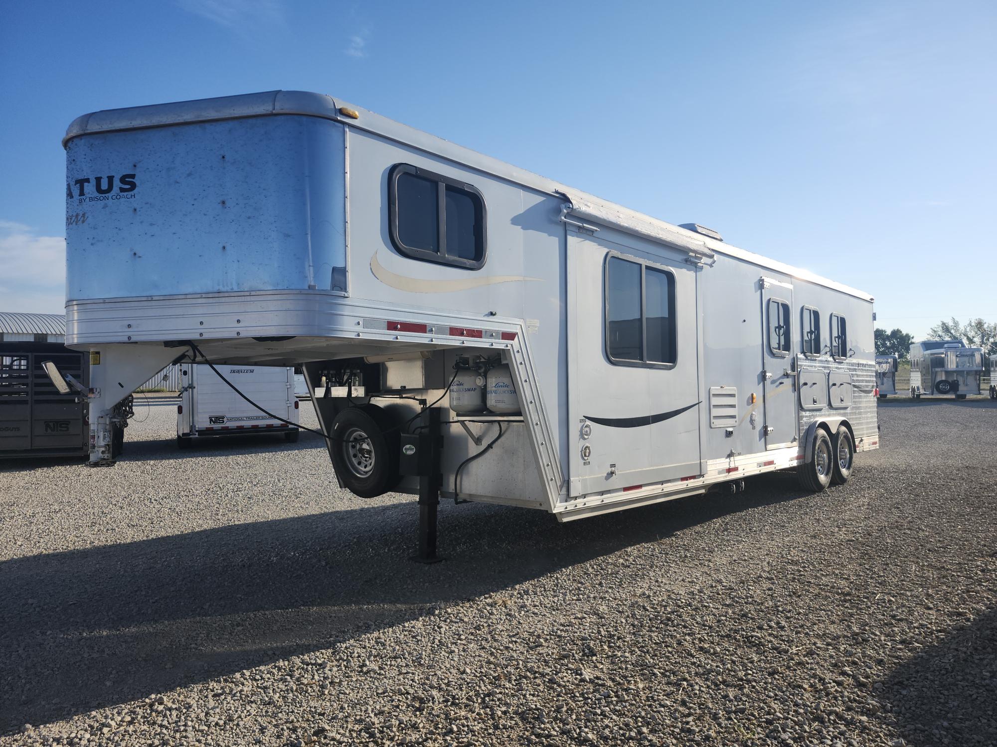 2009 Bison Stratus 3 Horse Slant Load 10' Living Quarters