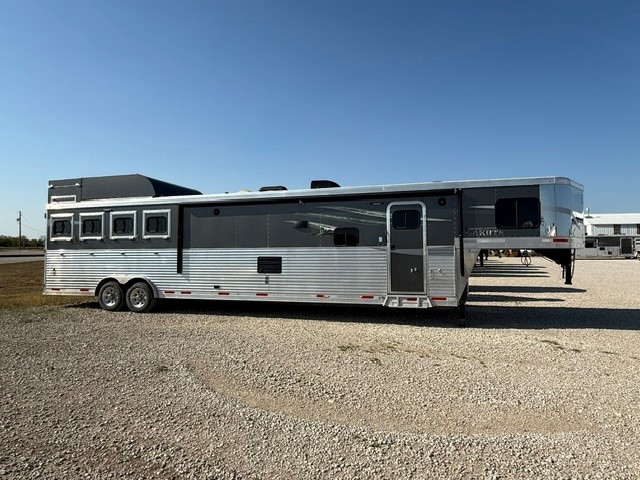 2019 Lakota Trailers Charger 4 Horse Slant Load 17' Living Quarters