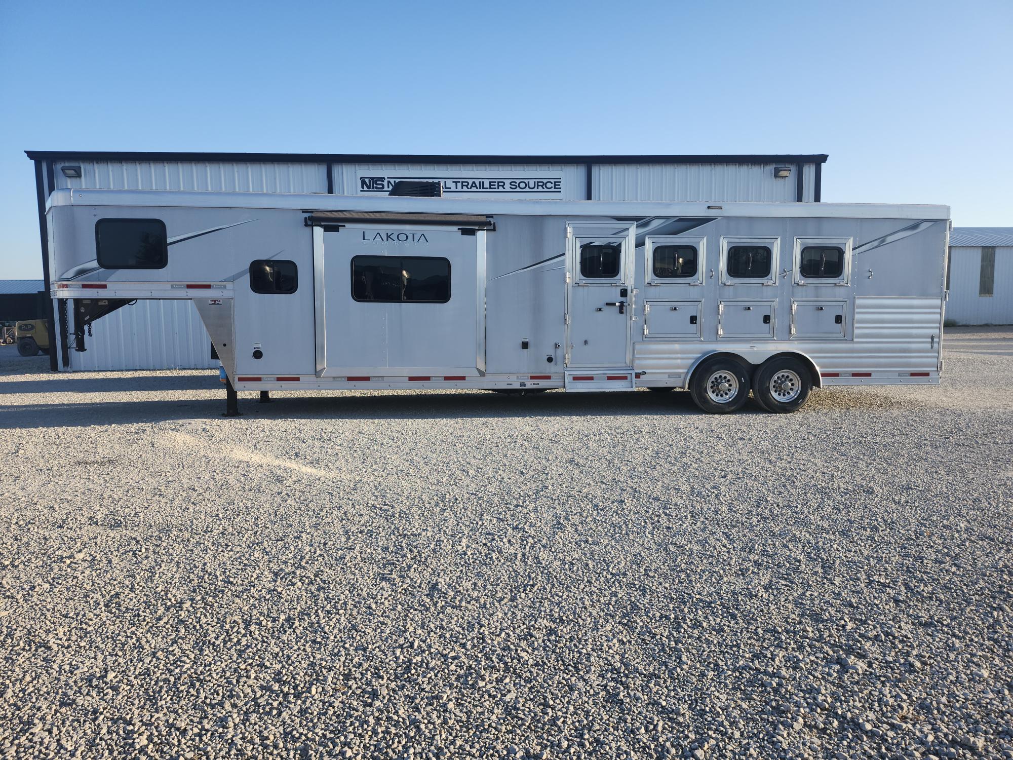2022 Lakota Trailers Charger 4 Horse Slant Load 13' Living Quarters
